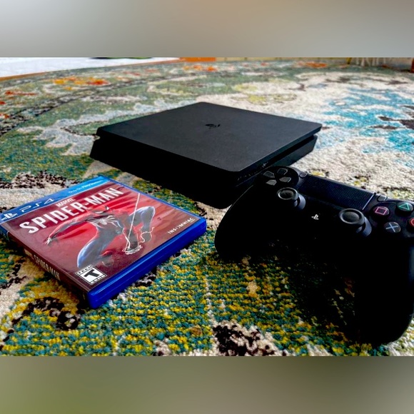 Ps4 slim (1Tb) bundle of 2 games and 2 controllers